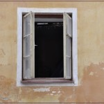 Licht und Lüftung für den Raum: Das Fenster. Foto: Manuel Bendig / pixelio.de . (694530_original_R_by_Manuel Bendig_pixelio.de)